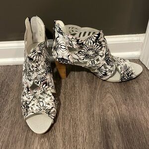 NWOT L’Artiste by Spring Step amora Leather Laser-Cut Bootie